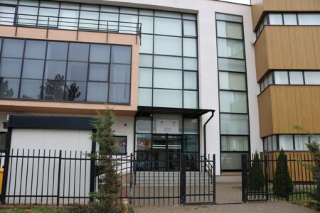 Ngritet aktakuzë ndaj personit që ushtroi profesionin e mjekut pa diplomë në Ferizaj