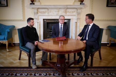 Zelensky pas bisedës me Starmer dhe Rutte: Mbështetja ndërkombëtare është vendimtare