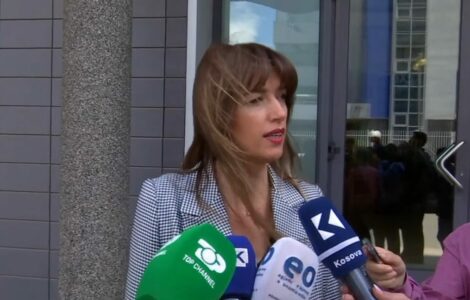 “A do ta respektoni aktgjykimin? A do të heqësh dorë?”, Albulena Haxhiu u shmanget kështu pyetjeve duke hyrë në Kuvend