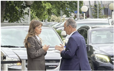 Nait Hasani i PDK`së u pa duke biseduar Me Haxhiun e VV`ë, Krasniqi: Asnjë milimetër askush i PDK`së nuk lëviz