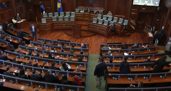 S’kalon komisioni i propozuar për të mundësuar votim të fshehtë për kryeparlamentarin, ndërpritet seanca