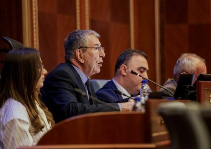 “Po keqpërdoret”, “kryesuesi veproi në mënyrë arbitrare” – A po e përdor Kurti, Avni Deharin për qëllime partiake?