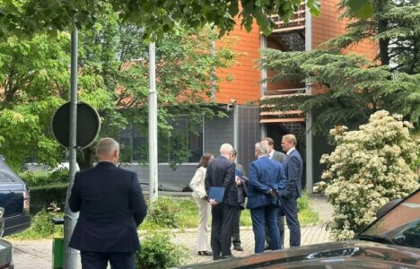 I shkuan Kurtit në zyre, por ambasadorët e QUINT-it nuk deklarohen për medie