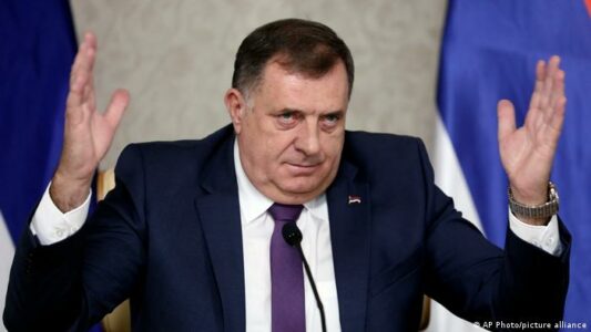 Dodik paralajmëron hakmarrje pas dënimit me burg dhe ndalesës për aktivitet politik