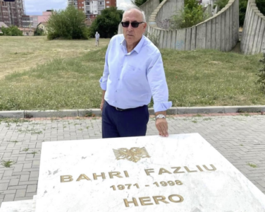 Fadil Fazliu telefonon nga burgu i Hagës për përvjetorin e vëllait të tij, heroit Bahri Fazliu