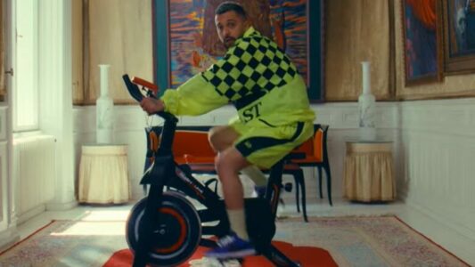 Gjesti publikon këngën e re “Veshu Ndrequ”