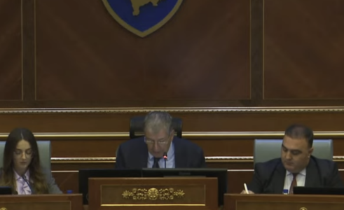 Për të 19-tën herë dështon konstituimi i Kuvendit , s’ka vota për Albulena Haxhiun