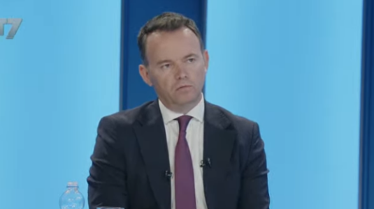 “E ku ka apliku ai…?”, Peci në siklet kur pyetet për aplikimin e këshilltarit të tij në shërbyes civil