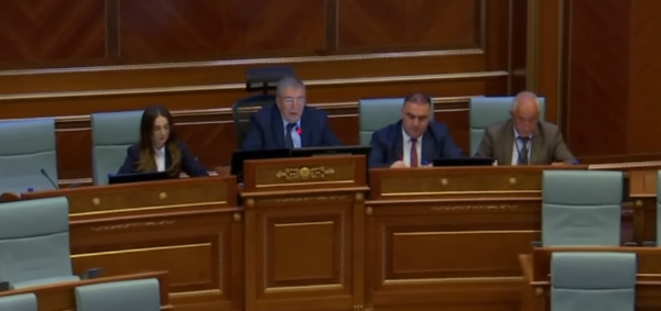 Skenari i njëjtë: VV kërkon votim të fshehtë, partitë tjera politike kundërshtojnë – ndërpritet seanca