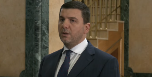 Krasniqi: VV po e dhunon shtetin, Albulena Haxhiu për Kurtin është më e rëndësishme se 1 milion qytetarë