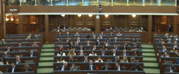 Nis seanca konstituive e Kuvendi: Përpjekja e tetë e VV’së për t’i siguruar votat për Albulena Haxhiun