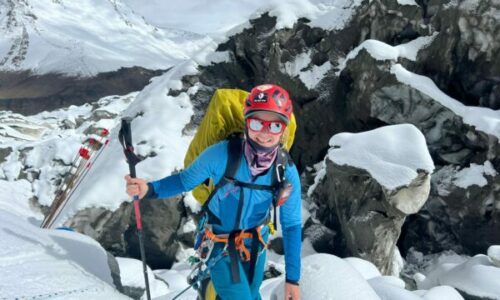 Uta Ibrahimi rikthehet në Kosovë pas suksesit historik së ngritjes në 14 majat më të larta të botës