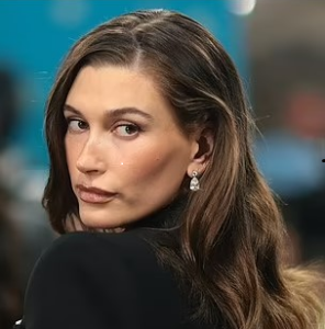 Hailey rikthehet në Met Gala 2025 pas dramës së vitit 2021, e vetme pa Justin Bieber