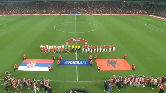 Vogëlushët shqiptarë në krah të lojtarëve serbë/ Bëjnë me duar shqiponjën dykrenare (Foto)