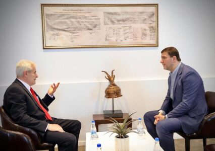 Ali Ahmeti uron Krasniqin për rizgjedhjen, përmend Thaçin dhe Veselin: Do të kthehen fitimtarë – Kosova është zemër