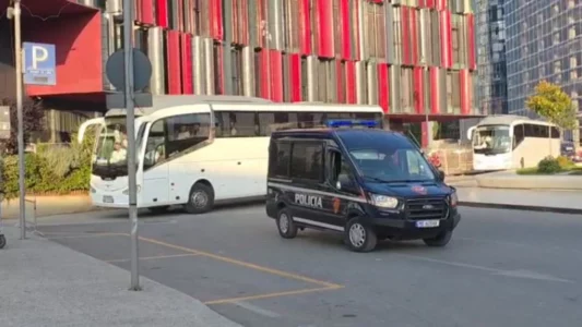 “Serbi, Serbi…”, ja si pritet autobusi i skuadrës serbe nga tifozët shqiptarë në stadium