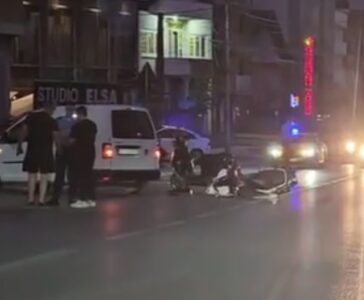 Dy të lënduar nga aksidenti mes një veture dhe dy motoçikletave në Prishtinë