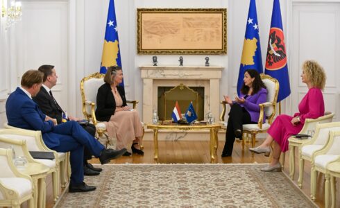 “Moskonstituimi i Kuvendit” – Ambasadorët e Holandës, Finlandës dhe Suedisë i shkojnë në zyrë Osmanit