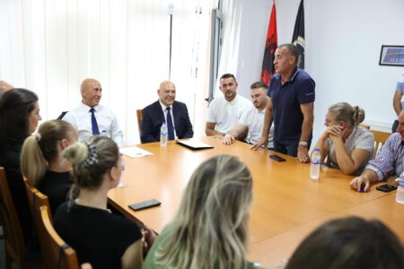 AAK vazhdon me Ardian Gjinin në Gjakovë: Fuqizohet edhe me figura të njohura publike dhe politike të qytetit