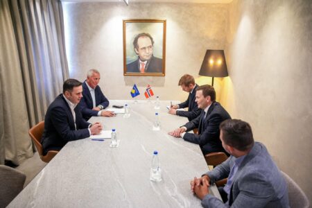 Abdixhiku takon emisarin norvegjez – Flasin për formimin emergjent të institucioneve dhe sanksionet e BE’së