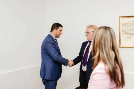 Krasniqi pret në takim Shefin e ri të Misionit të OSBE-së në Kosovë, Gerard McGurk