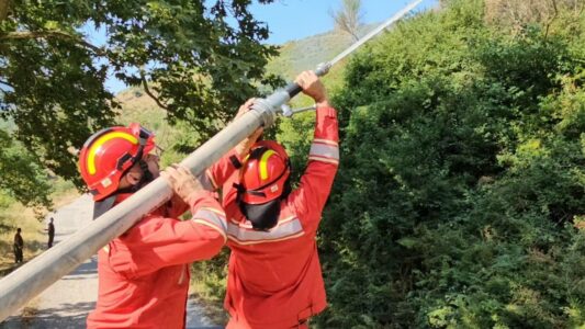“Lufta” me flakët në Shqipëri, 58 vatra zjarri në 24 orë, vetëm një mbetet aktive