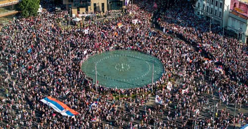 “Koha ka mbaruar, fitorja do të jetë e jona”, vazhdojnë protestat masive të studentëve në Serbi – policia përdor gaz lotsjellës