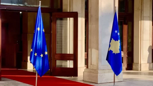 BE-ja në Kosovë me thirrje për partitë: Respektojeni vendimin e Gjykatës Kushtetuese