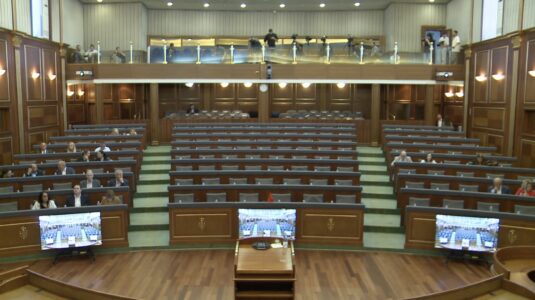 Seanca e paralajmëruar në ora 11:00 ende s’ka nisur, asnjë deputet nga VV-ja s’është në sallë