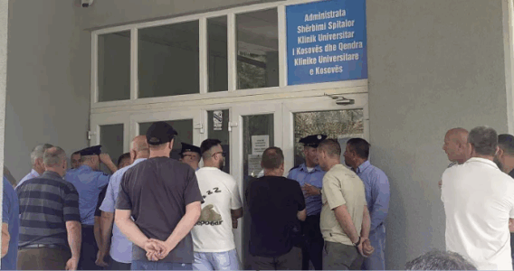 Punëtorët e sigurimit të QKUK vazhdojnë protestën