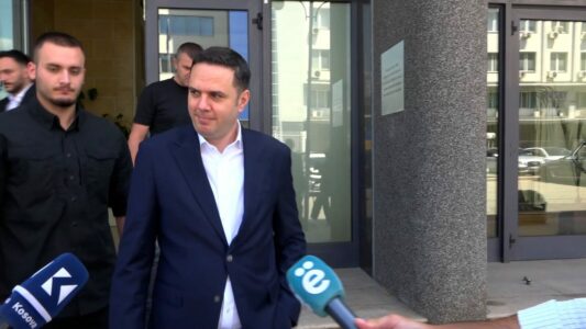 Abdixhiku pytetet për “njerëzit” që po ia çon Kurti për koalicion, thotë se “s’ka koment”