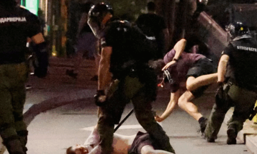 Beograd: 77 persona të ndaluar në protestë, Vuçiq paralajmëron arrestime të reja