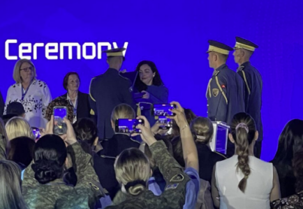 Osmani ua ndan Medaljen Presidenciale nënave të Srebrenicës