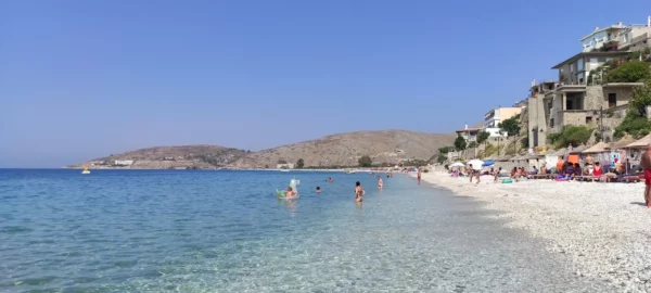 Era e fortë i tërheq në thellësi, shpëtohen pushuesit në bregdetin e Qeparosë në Shqipëri