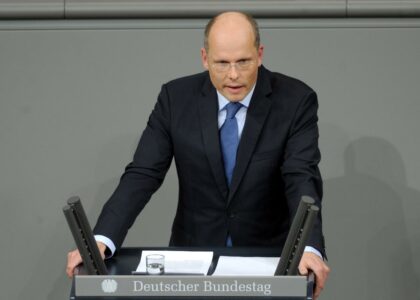 Deputeti gjerman në Bundestag: Të çmontohen strukturat paralele në veri të Kosovës