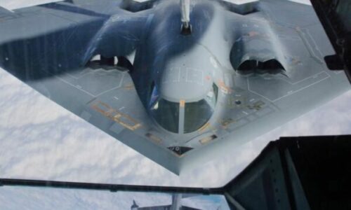 Tharje të lëkurës, ushqime të ngrohta: Jeta brenda avionëve që bombarduan Iranin