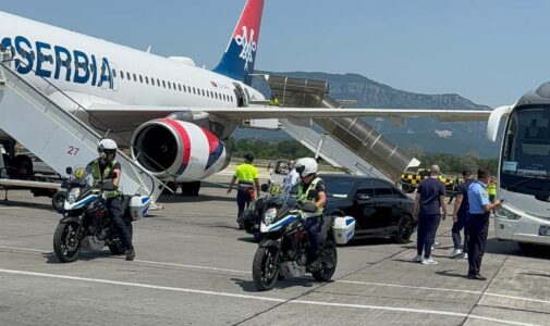 Pamje: Policia Shqiptare po kujdeset për sigurinë e futbollistëve serbë në Tiranë