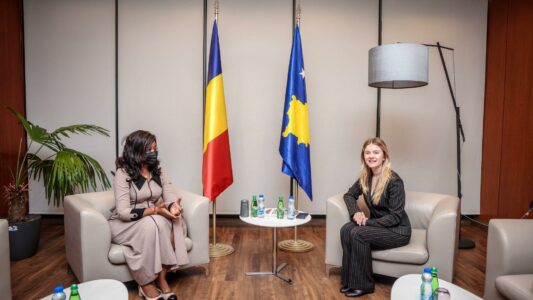 Ministrja e Shtetit të Çadit mbërrin në Kosovë