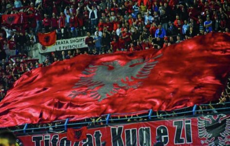 Tifozat Kuq e Zi nuk marrin pjesë në ndeshjen Shqipëri-Serbi!