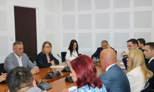 Dalin fotografitë nga konsultimet e sotme të Deharit me liderë të partive politike, Kurti e injoroi ngjarjen