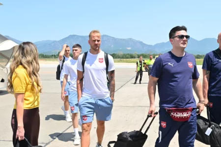 Serbët nuk u besojnë as ushqimin shqiptarëve: Delegacioni ka ardhur me ushqim dhe kuzhinier me vete në Tiranë