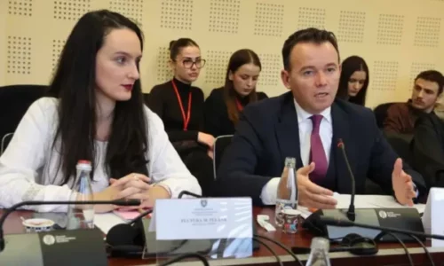 Jep dorëheqje shefja e kabinetit të ministrit në detyrë, Faton Pecit