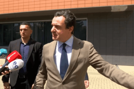 Diku deputet e diku kryeministër – Kurti tregon pse s’flet për media kur zhvillohen seancat