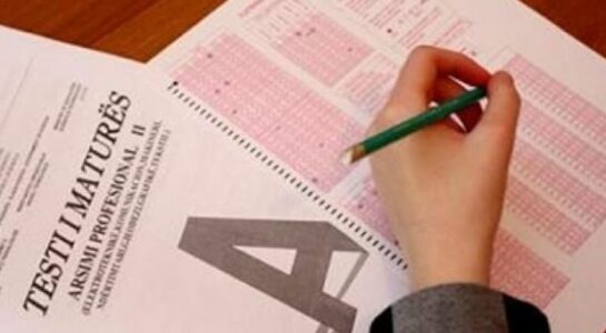 Përfundoi Provimi i Maturës Shtetërore, disa nxënës u larguan për përdorim të telefonave