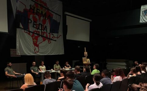 SKANDAL: Harta e Kosovës me flamurin e Serbisë shfaqet në një panel diskutimi në Mitrovicë të Veriut, pjesëmarrës pati edhe nga UP