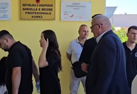 Ëndrra nuk plaket kurrë, 74-vjeçari jep sot provimin e anglishtes në Kamëz