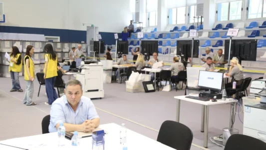 Mbyllet sot rinumërimi në Tiranë, PD dhe PS më shumë vota në procesverbal se në kuti, Bashës i janë “zhdukur” votat nga numëruesit