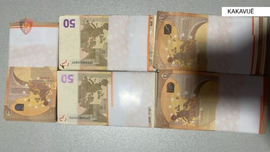 Policia kufitare ndalon gruan me 25 mijë euro të padeklaruara në Shqipëri