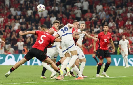 Vetëm një pikë nga festa shqiptare në “Air Albania”