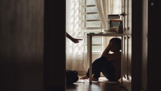 Alarmon KOMF: Fëmijët në Kosovë përballen me dhunë, diskriminim dhe mungesë shërbimesh